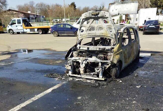 Временно е затворен пътят на входа на Бургас откъм Варна заради катастрофа между мотоциклет и лек автомобил, колата е изгоряла напълно