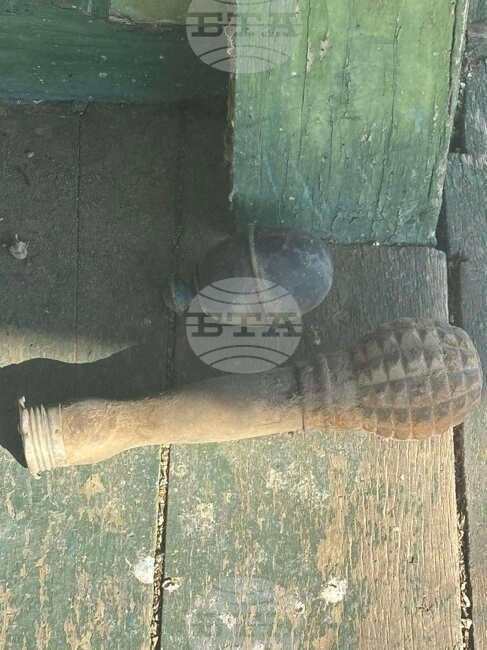 Експерти от Дирекция „Специализиран отряд за борба с тероризма“ иззеха ръчни гранати, намерени от шуменец при ремонт на къща в с. Ивански