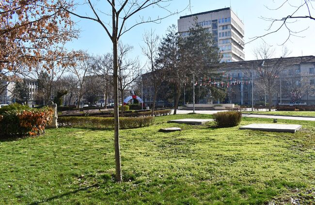 Община Разград: Започна косенето на тревните площи в Разград