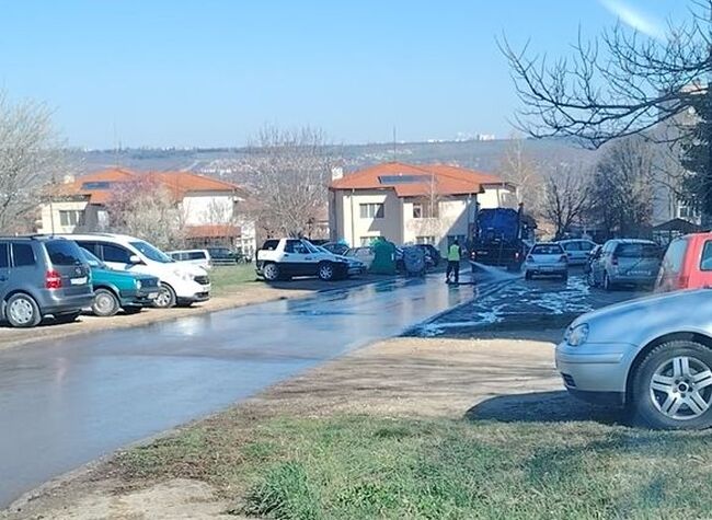Община Разград: От понеделник мият по график улиците в Разград, преди това бяха изметени механизирано, чистят се и запушените улични отоци
