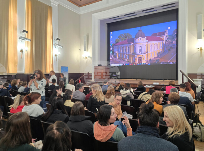 БАН отвори врати за десетки ученици за Международния ден на ледниците