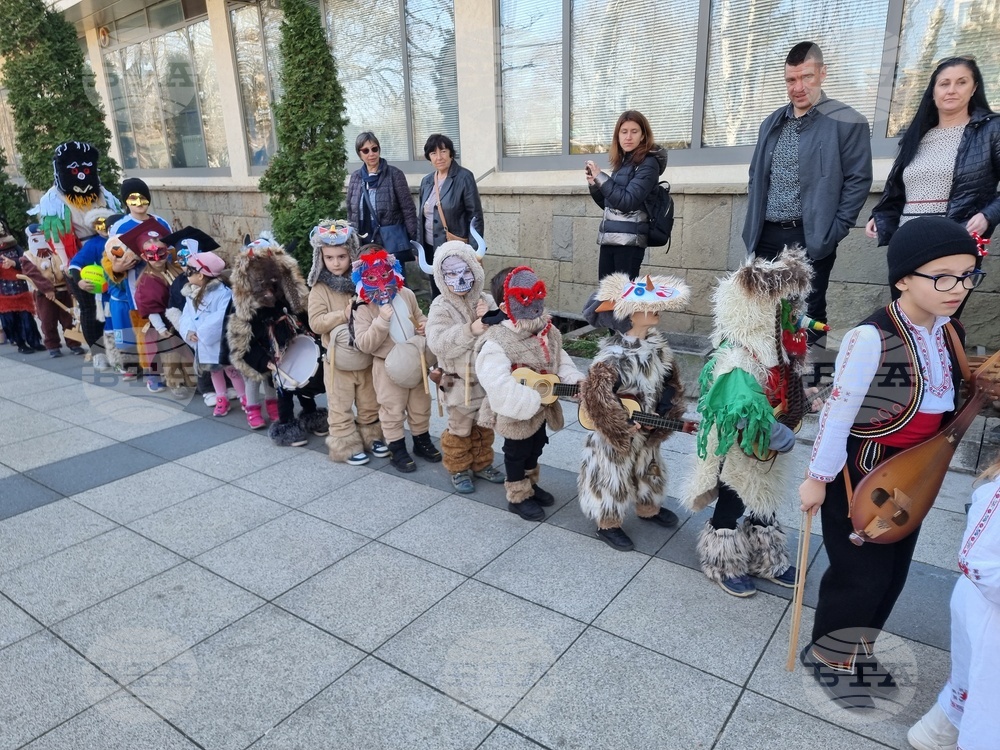 Монтана - деца - кукери