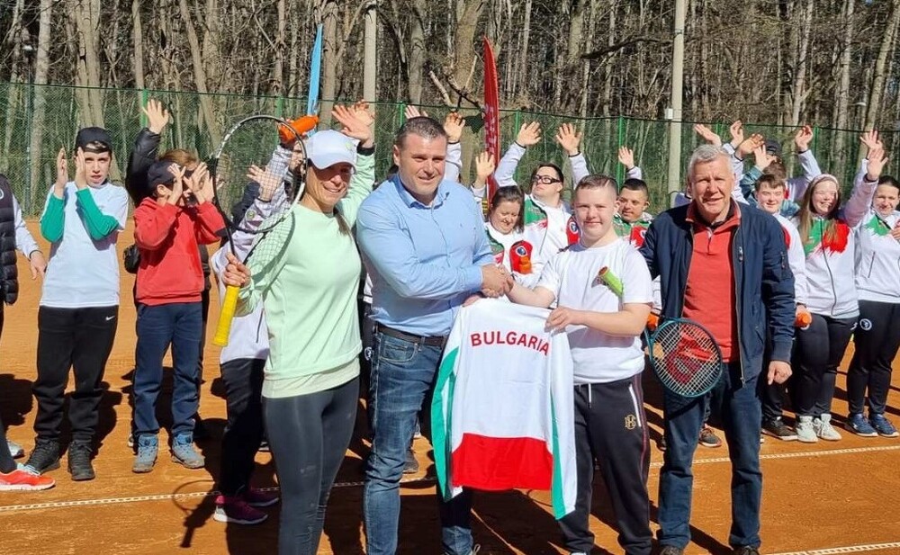 Българска федерация по тенис проведе специален открит урок по тенис за спортисти с интелектуални затруднения