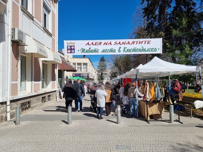 С цветно изложение, пролетна работилница и алея на занаятите Кюстендил посреща жители и гости на града