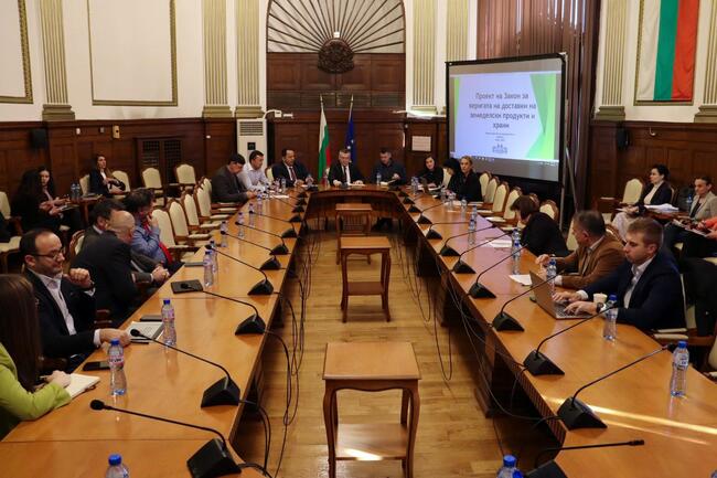 Agriculture Minister Outlines Focus on Agricultural Producers and Public Interest in Supply Chain Bill