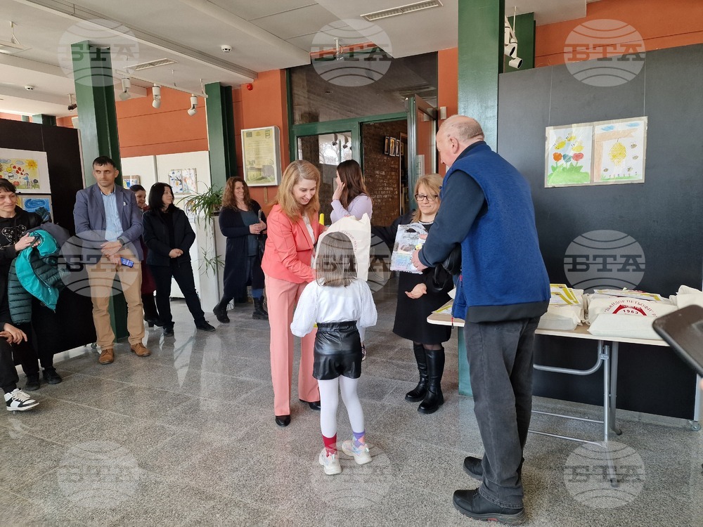 В Разград наградиха ученици в конкурс за рисунка на тема „Пчелите – нашите приятели“