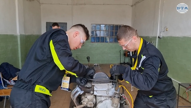 Ученици от 13 училища се състезават за най-добър млад автомонтьор и водач на автомобил в гимназия в село Владимирово