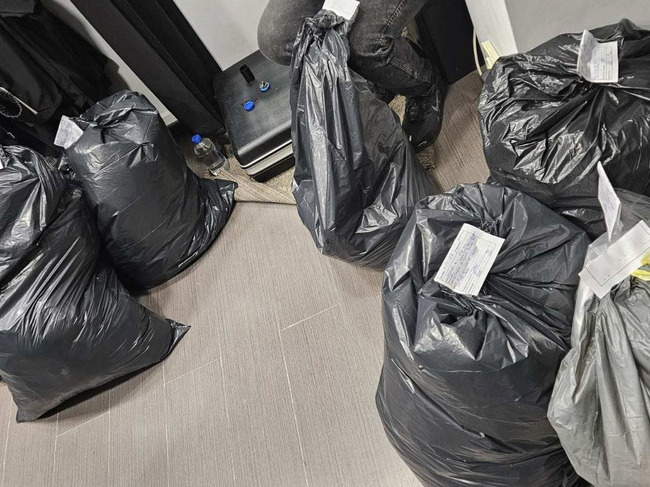 Дрехи и играчки, имитиращи известни марки, бяха иззети при акция на полицията в София