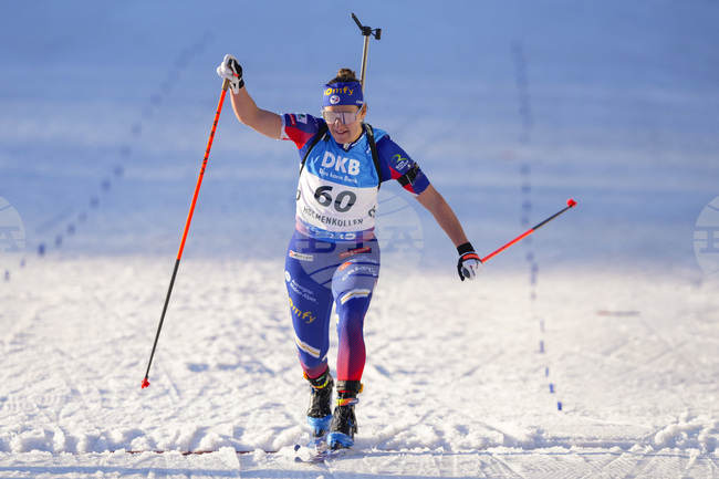 Французойката Жюлия Симон е отстранена от биатлона за един месец