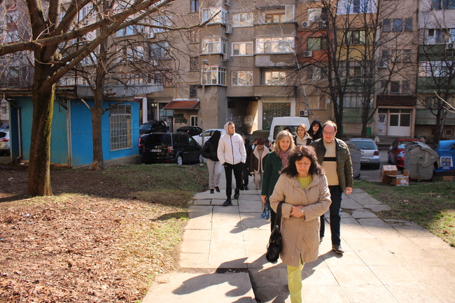 Ученици от Монтана посетиха социални жилища във втория етап на националната кампания „Детективи на европейски проекти“