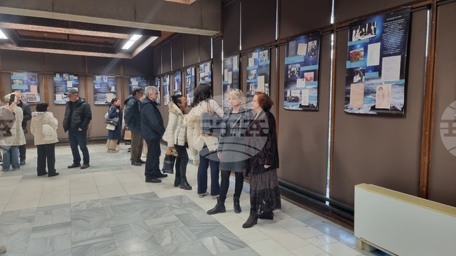 Изложбата "Как ще спреш ти мене - волната...", посветена на Елисавета Багряна, е подредена в Дом-паметник "Йордан Йовков" в Добрич