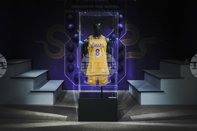 Отборът на Барселона отдава почит на легендата на НБА Коби Брайънт с втория си екип за новия сезон