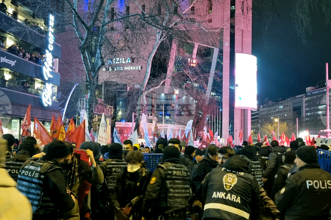 Многохиляден протест срещу задържането на кмета на Истанбул се състои в турската столица