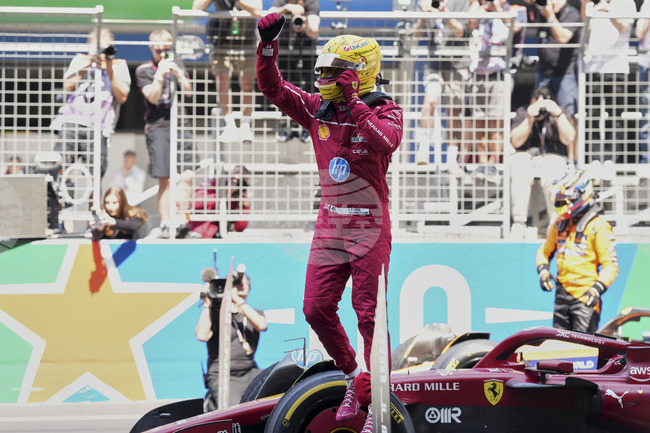 Люис Хамилтън записа първа победа като пилот на Ферари