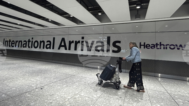 Мъж беше арестуван, след като група хора беше напръскана с лютив спрей в подземния паркинг на летище „Хийтроу