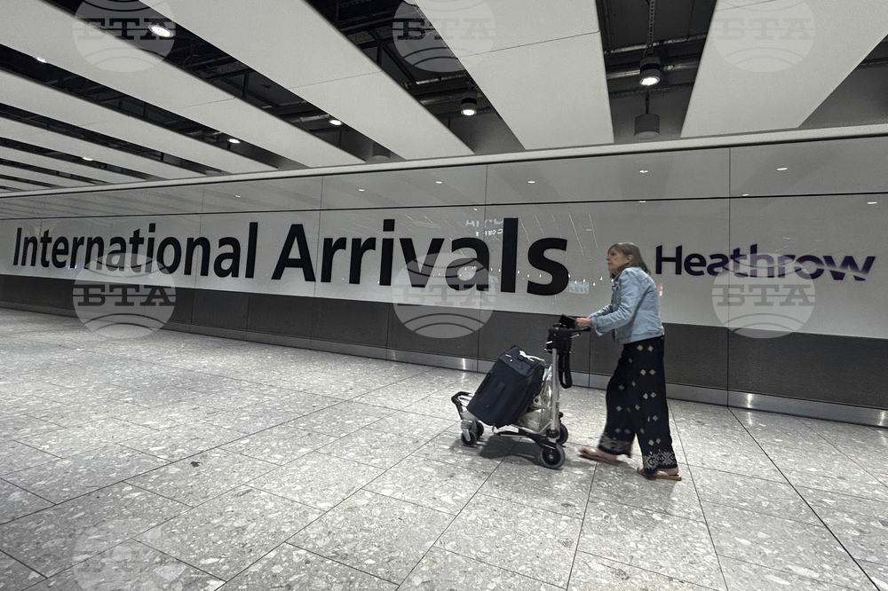 Мъж беше арестуван, след като група хора беше напръскана с лютив спрей в подземния паркинг на летище „Хийтроу