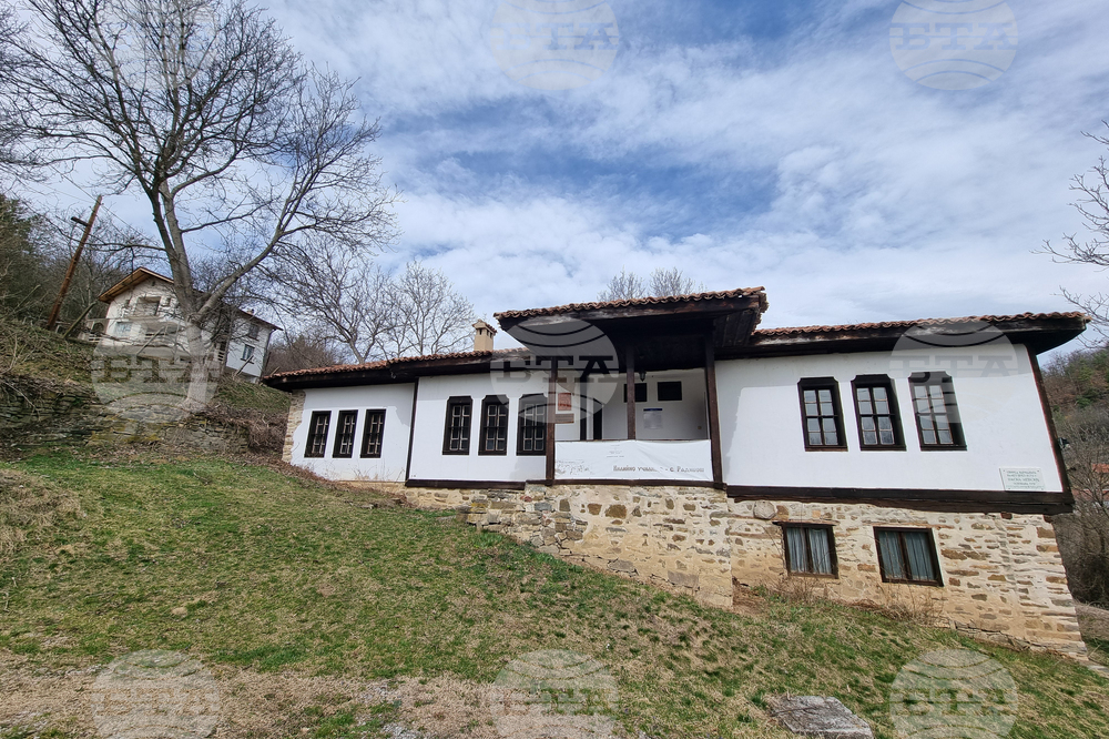 Село Радибош - килийно училище и църква