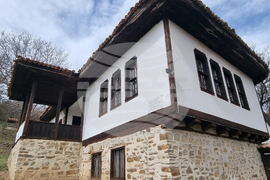 Село Радибош - килийно училище и църква