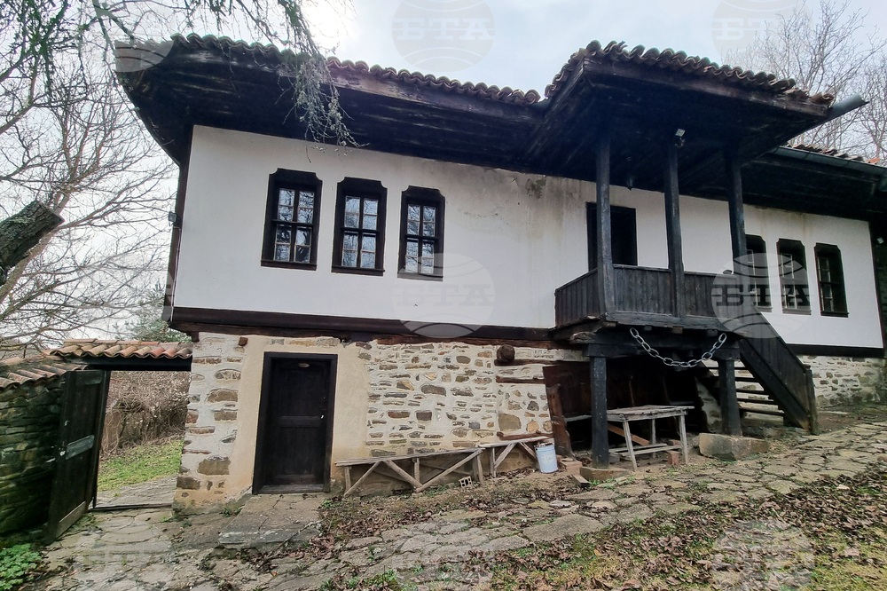 Село Радибош - килийно училище и църква