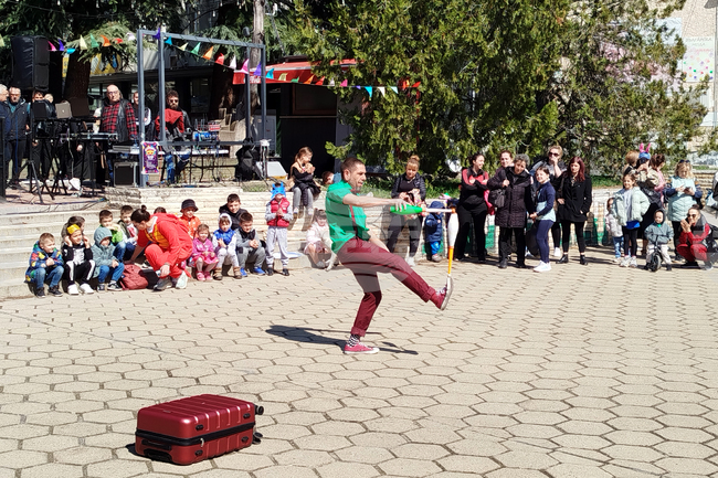 Уличен карнавал в Стара Загора създаде настроение за малки и големи в първия пролетен ден