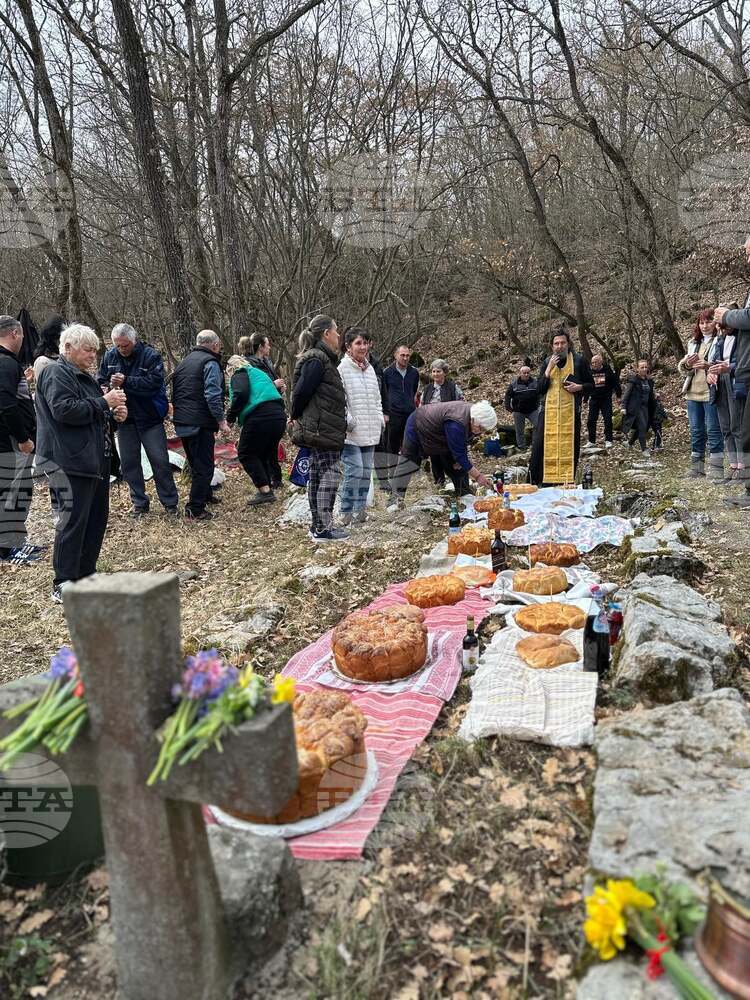 Жителите на костинбродското село Драговищица се събират в местността Кория, за да отбележат празника Младéнци