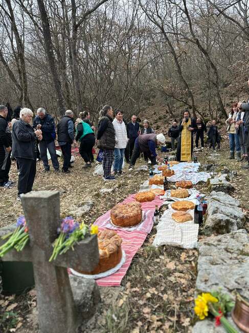 Жителите на костинбродското село Драговищица се събират в местността Кория, за да отбележат празника Младéнци