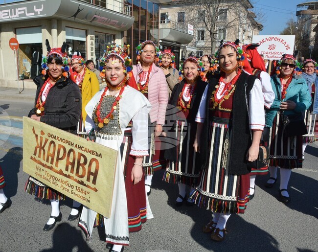 С шествие в центъра на Хасково започна Фестивалът за български хора и танци „Хайдушка софра“