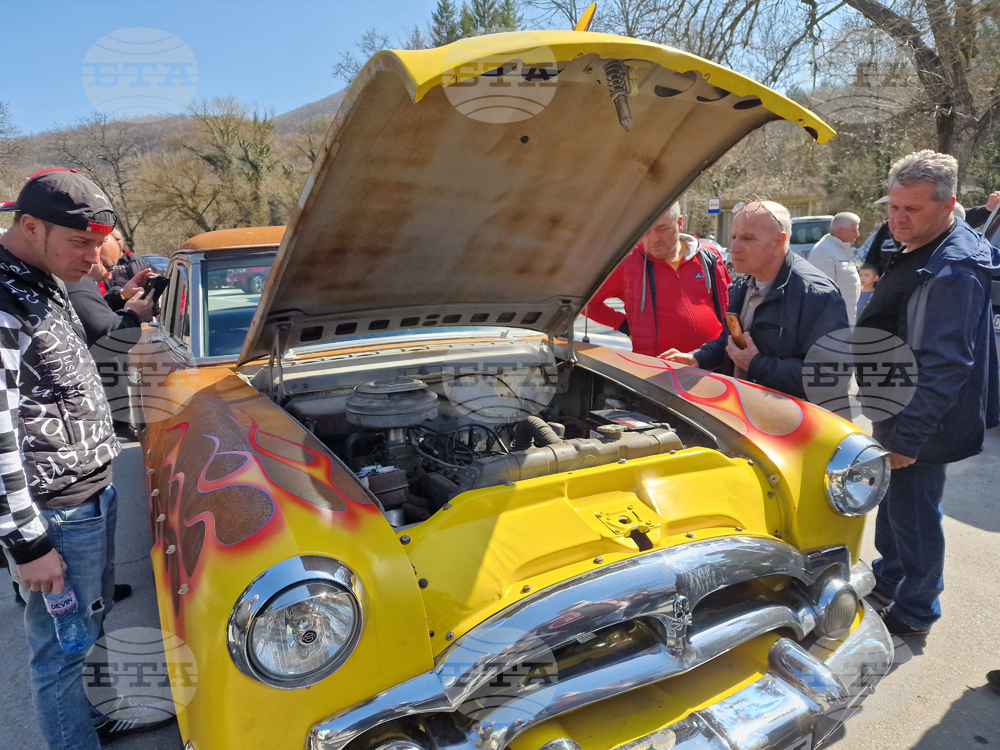 Над 40 ретро автомобила бяха изложени на Старозагорските минерални бани, Rat Rod автомобил предизвика огромен интерес