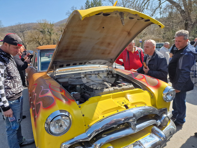 Над 40 ретро автомобила бяха изложени на Старозагорските минерални бани, Rat Rod автомобил предизвика огромен интерес