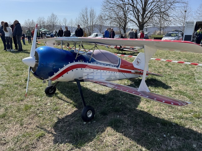 Около сто различни модели на самолети показаха на авиошоу край Казанлък