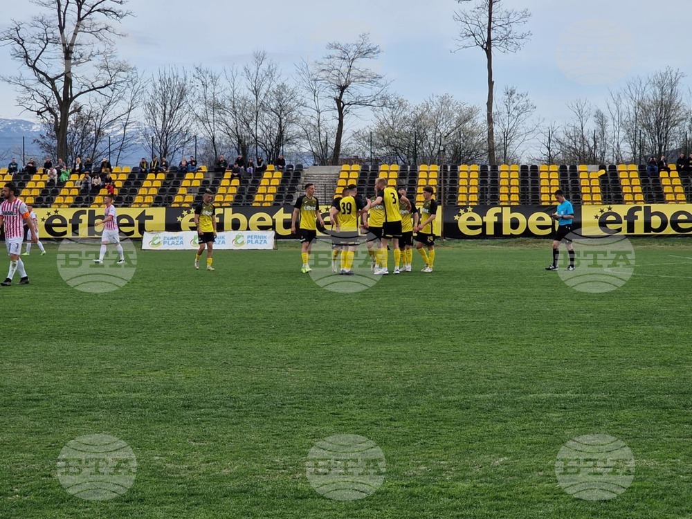 Миньор Перник стигна до три точки в домакинството си срещу Вихрен Сандански от Втора лига