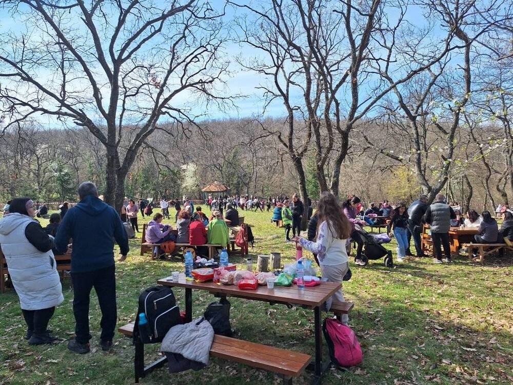 Над 200 участници се включиха във възстановения туристически поход до хижа „Люляк“ край Стралджа