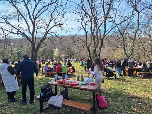 Над 200 участници се включиха във възстановения туристически поход до хижа „Люляк“ край Стралджа