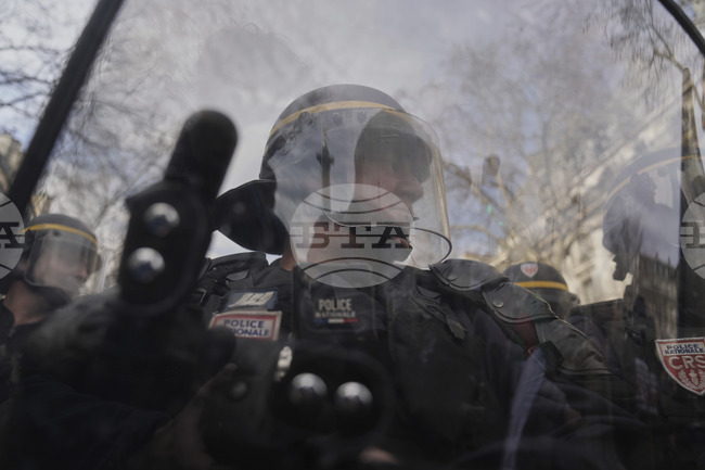 Над 100 души с качулки и въоръжени с различни предмети са атакували коли в Лимож във Франция 