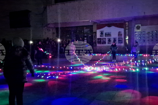 Със светлинен спектакъл на мажоретките в Разград изразиха своята съпричастност към проблемите на природата