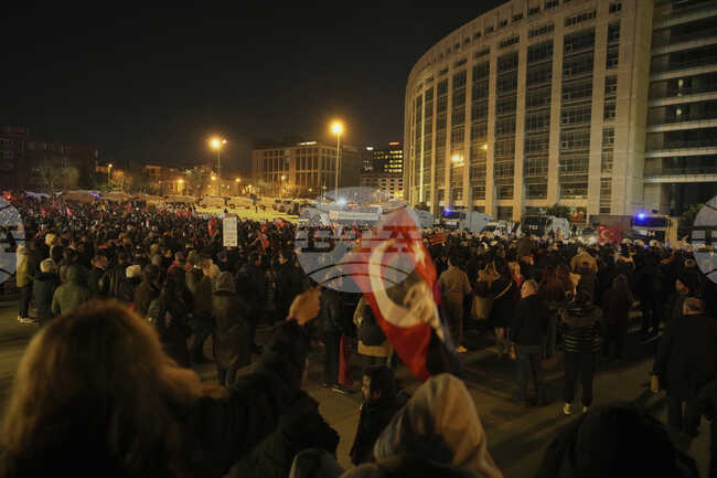 Лидерът на основната опозиционна партия в Турция и съпругата на кмета на Истанбул пристигнаха в съдебната палата в града