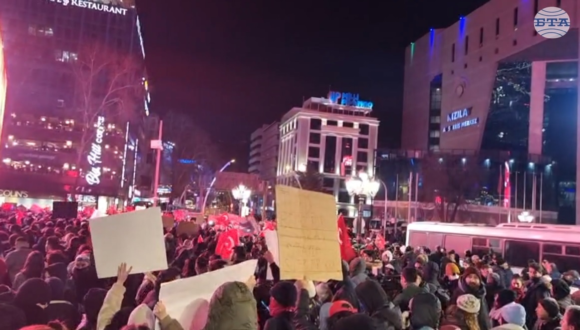 Мащабен антиправителствен протест се провежда в центъра на Анкара Мащабен антиправителствен протест се провежда в центъра на Анкара