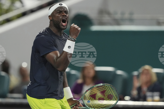 Шампионът от 2023 година Франсис Тиафо се класира за четвъртфиналите на турнира по тенис в Хюстън, до които достигнаха осем американци