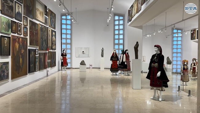 В продължение на десетилетие са събирани народните носии, показани в изложбата „Наследство“ в Казанлък