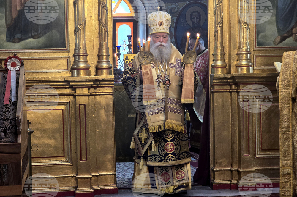 Кръст с частица от Христовия кръст целунаха миряните в храма „Света Троица” в Ловеч