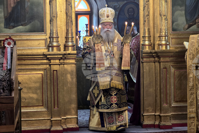 Кръст с частица от Христовия кръст целунаха миряните в храма „Света Троица” в Ловеч