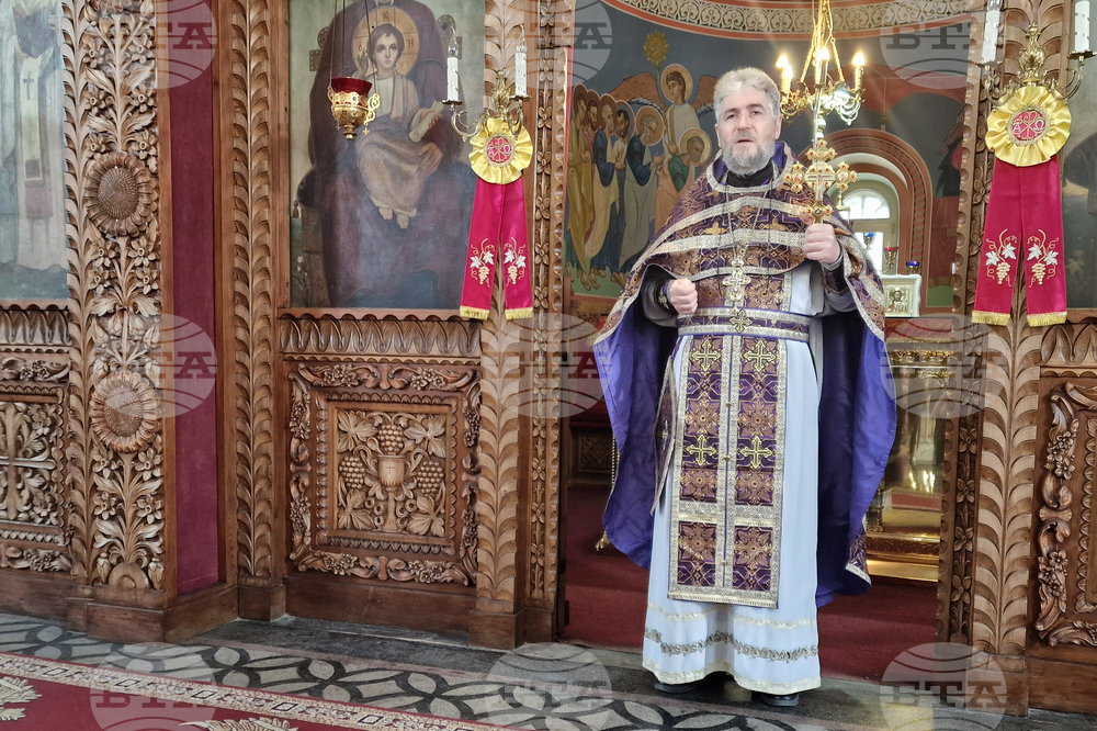 В проповедта си в шуменския храм "Свети Три Светители" отец Красимир говори за предобразите на Светия кръст и неговата сила