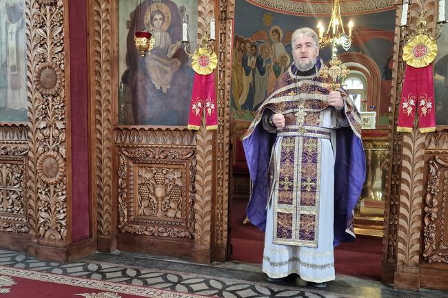 В проповедта си в шуменския храм "Свети Три Светители" отец Красимир говори за предобразите на Светия кръст и неговата сила