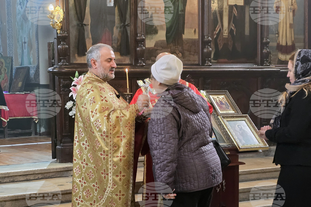Добрич - Кръстопоклонна неделя - литургия