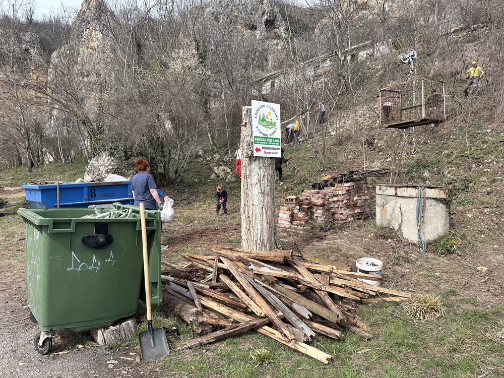 Община Русе се включи в акцията за почистване на хижа "Алпинист" край Басарбово