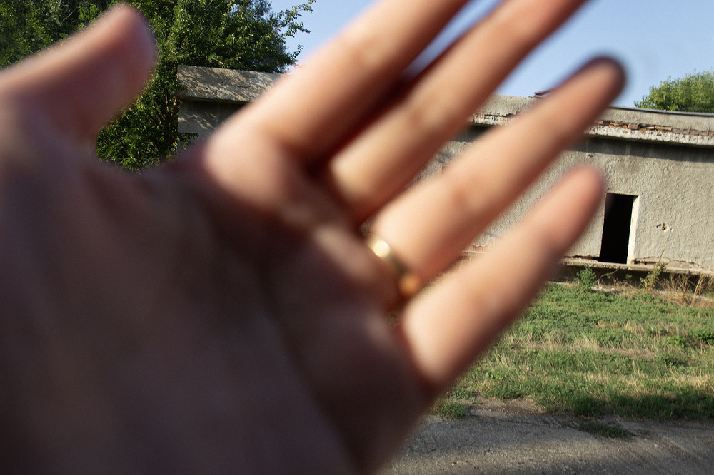 Красимира Буцева изследва темата за паметта за политическото насилие в изложба „Картография на отсъствието“