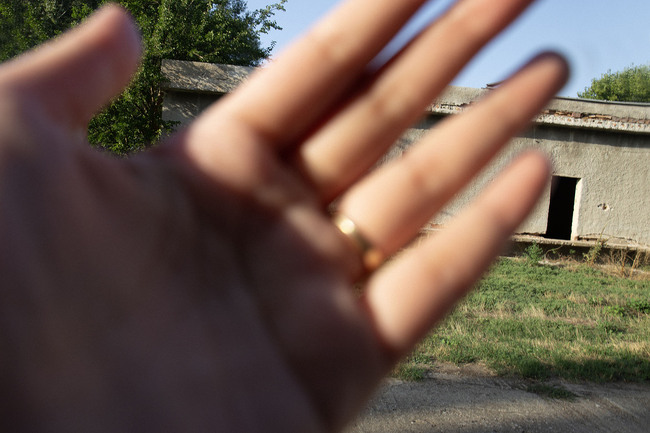 Красимира Буцева изследва темата за паметта за политическото насилие в изложба „Картография на отсъствието“