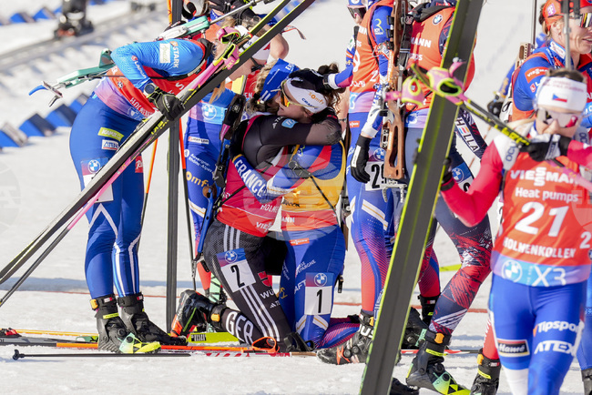 Германката Франциска Пройс спечели Световната купа по биатлон след падане на Лу Жанмоно метри преди финала на последния старт за сезона в Холменколен