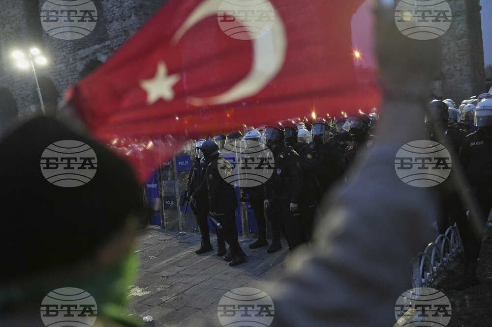 Общо 10 журналисти са задържани рано тази сутрин във връзка с протестите в Турция
