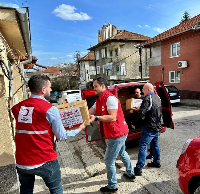 БЧК и Червеният полумесец предоставиха 300 хранителни пакети на деца и семейства в нужда в Разградско